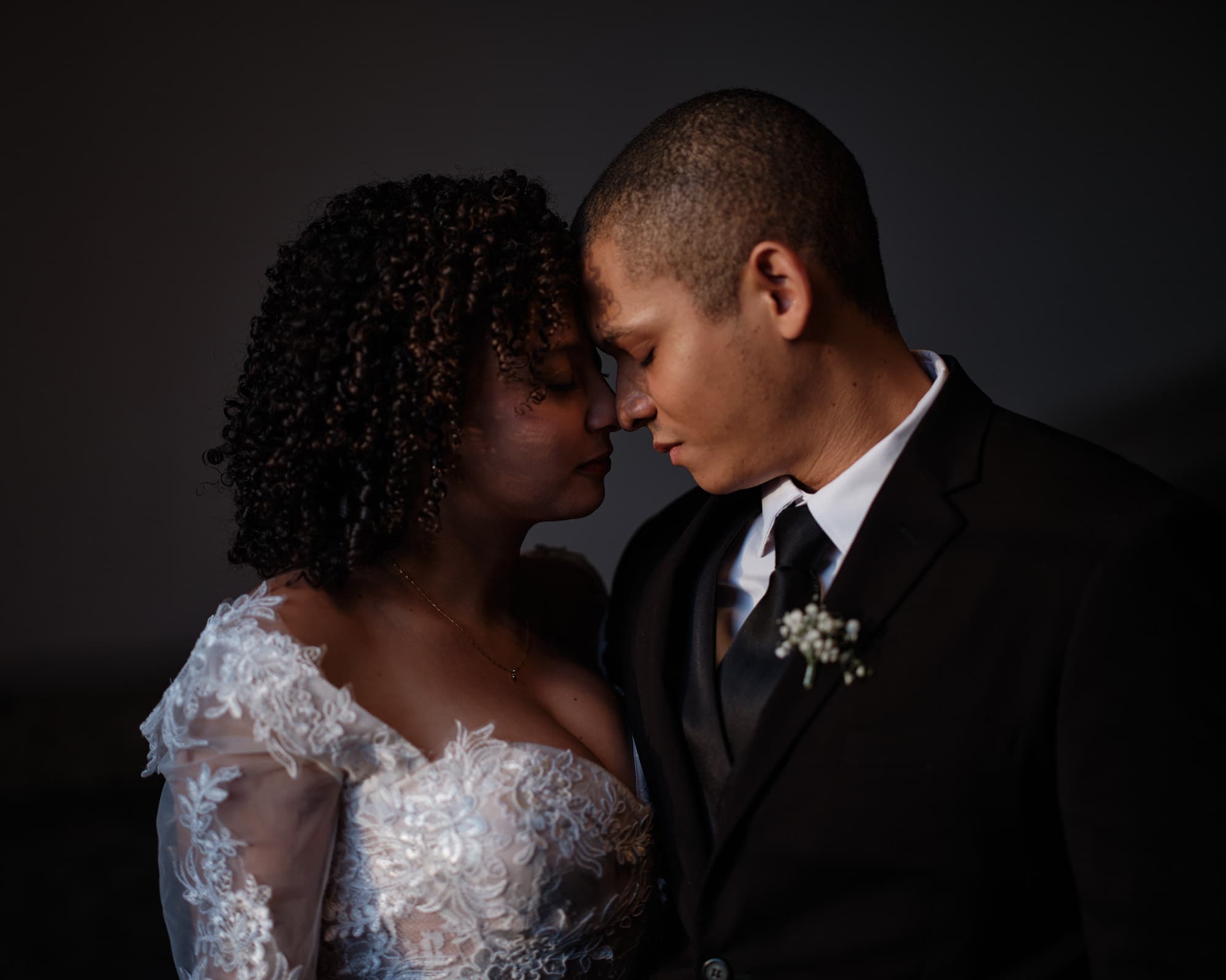 Wedding couple at Copenhagen City Hall - Gallery image 9