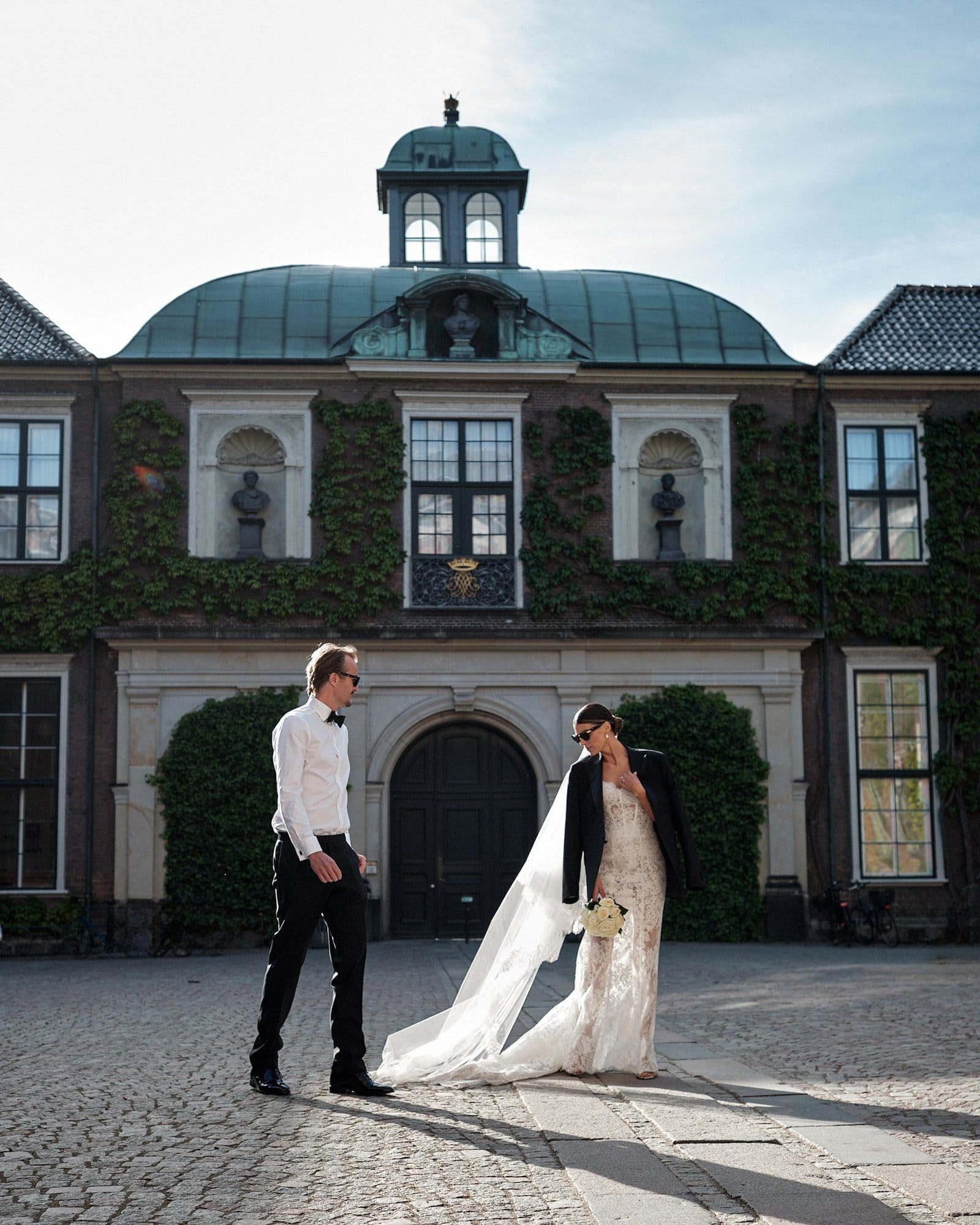 Leise og Carsten foran den historiske bygning