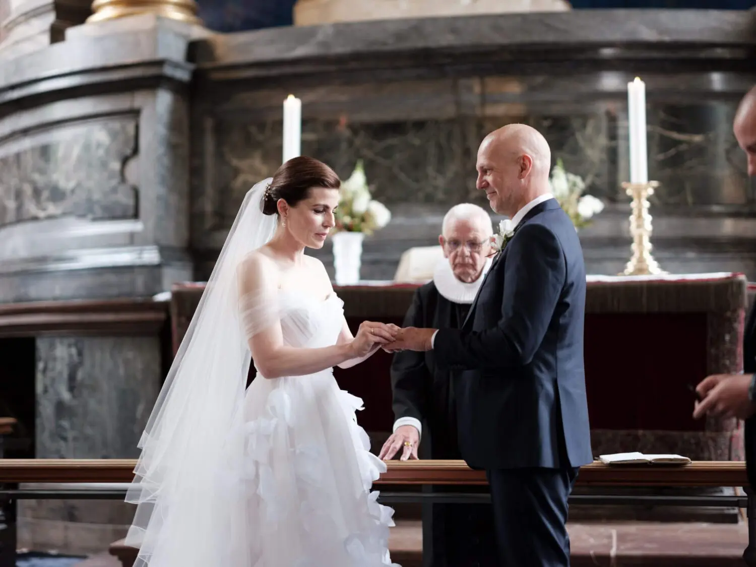 Photographe professionnel de mariage capturant des détails élégants