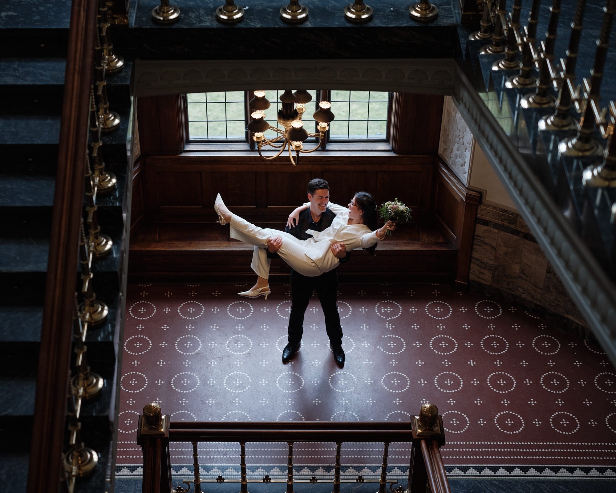 Lebendige Hochzeitsporträts auf der Treppe des Rathauses