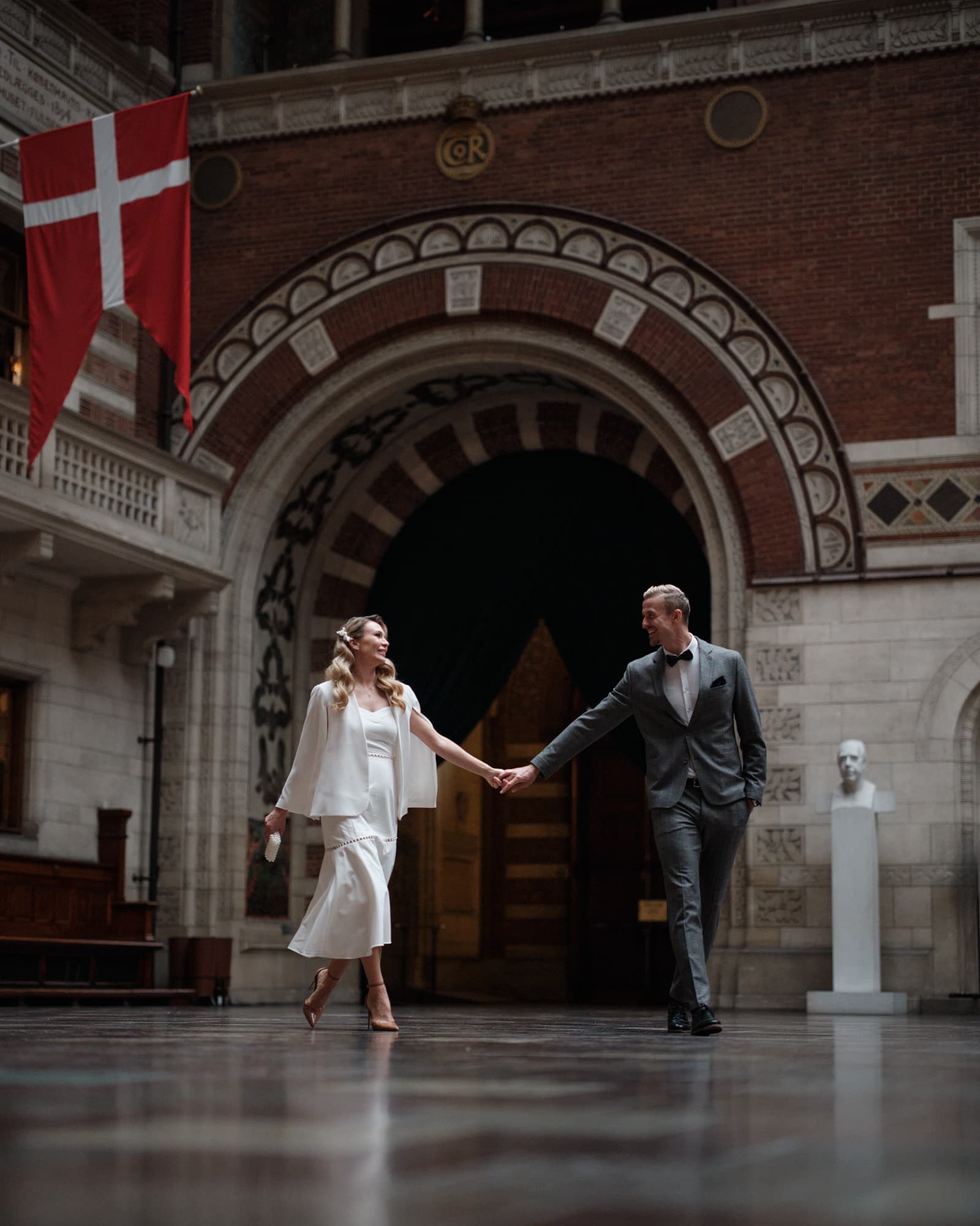 Naturlig guidning at Copenhagen City Hall wedding