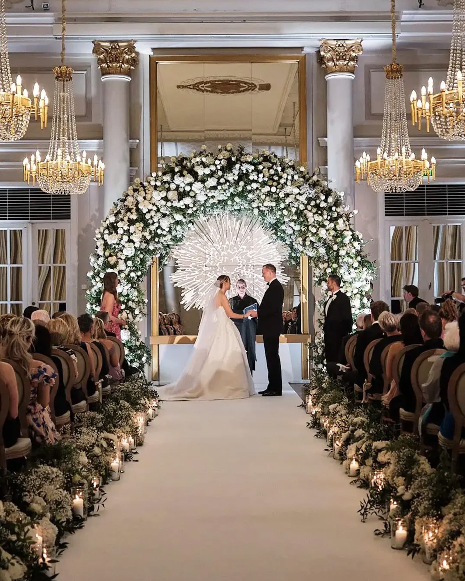 Photographe de mariage documentant la cérémonie