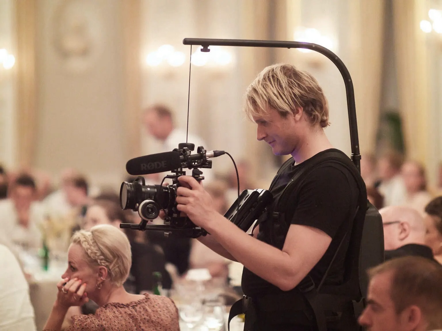 Bryllupsfotograf med kamera og lys