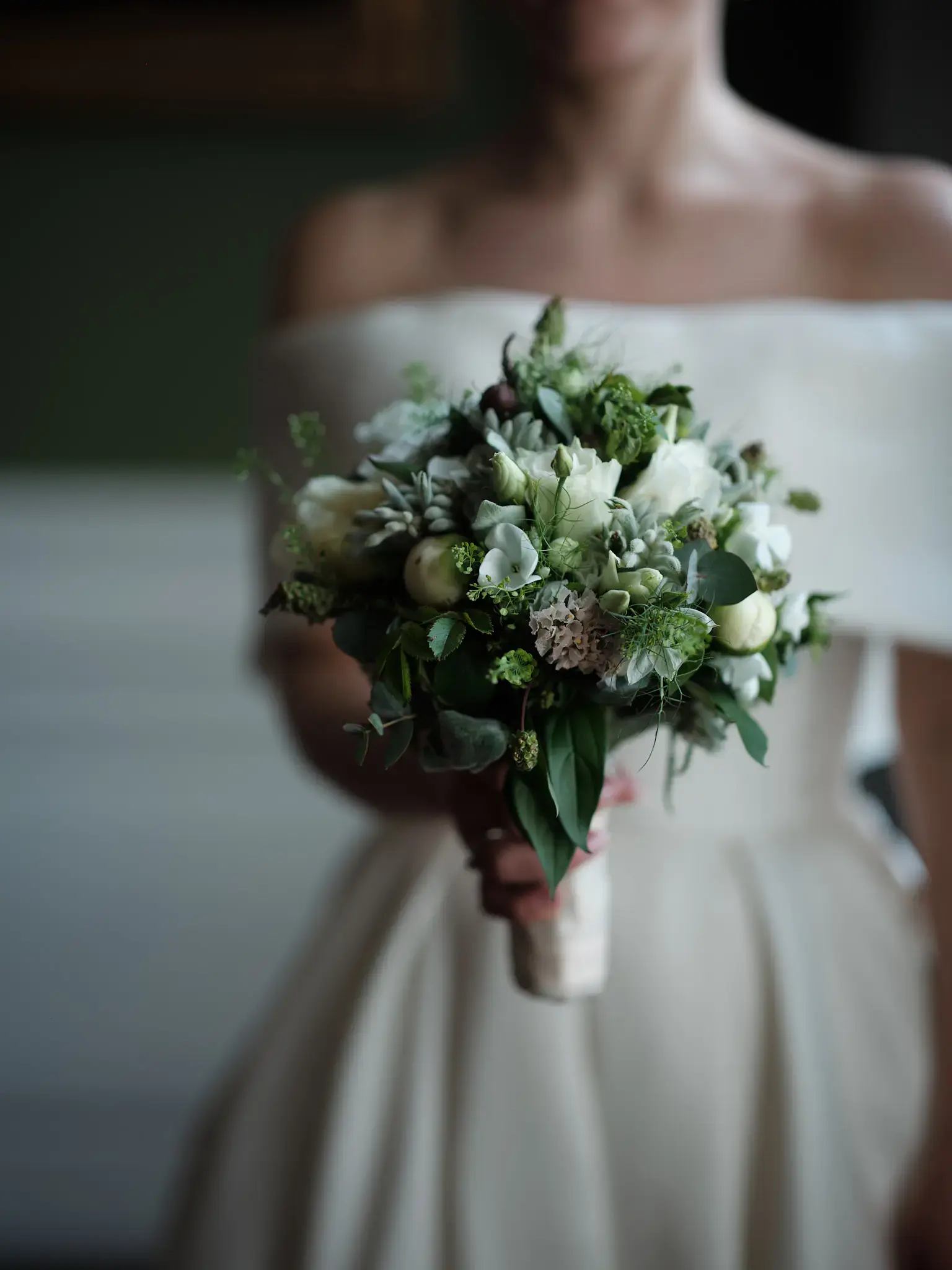 Brudens hænder med buket