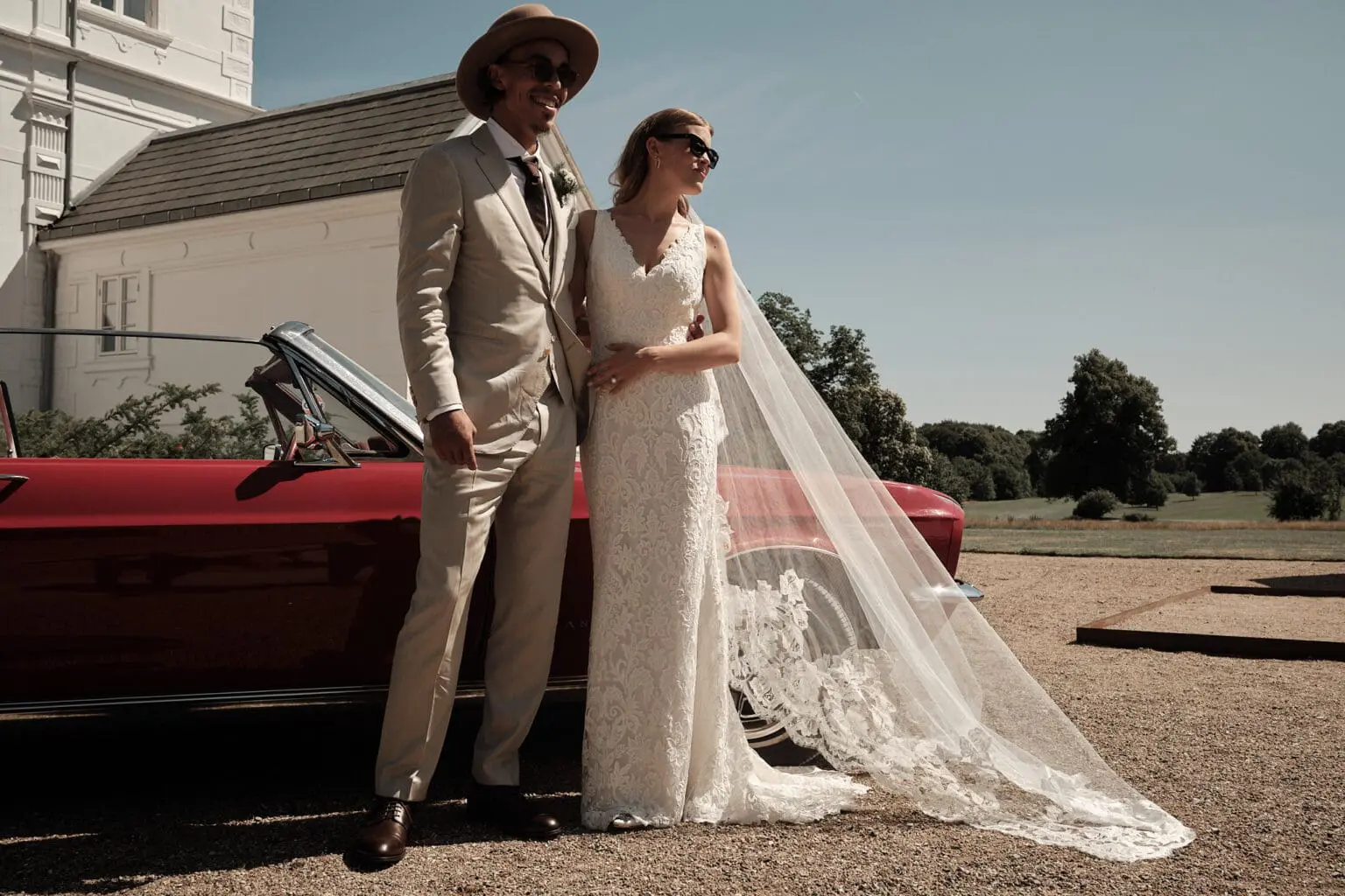 Bryllup par ved vintage bil