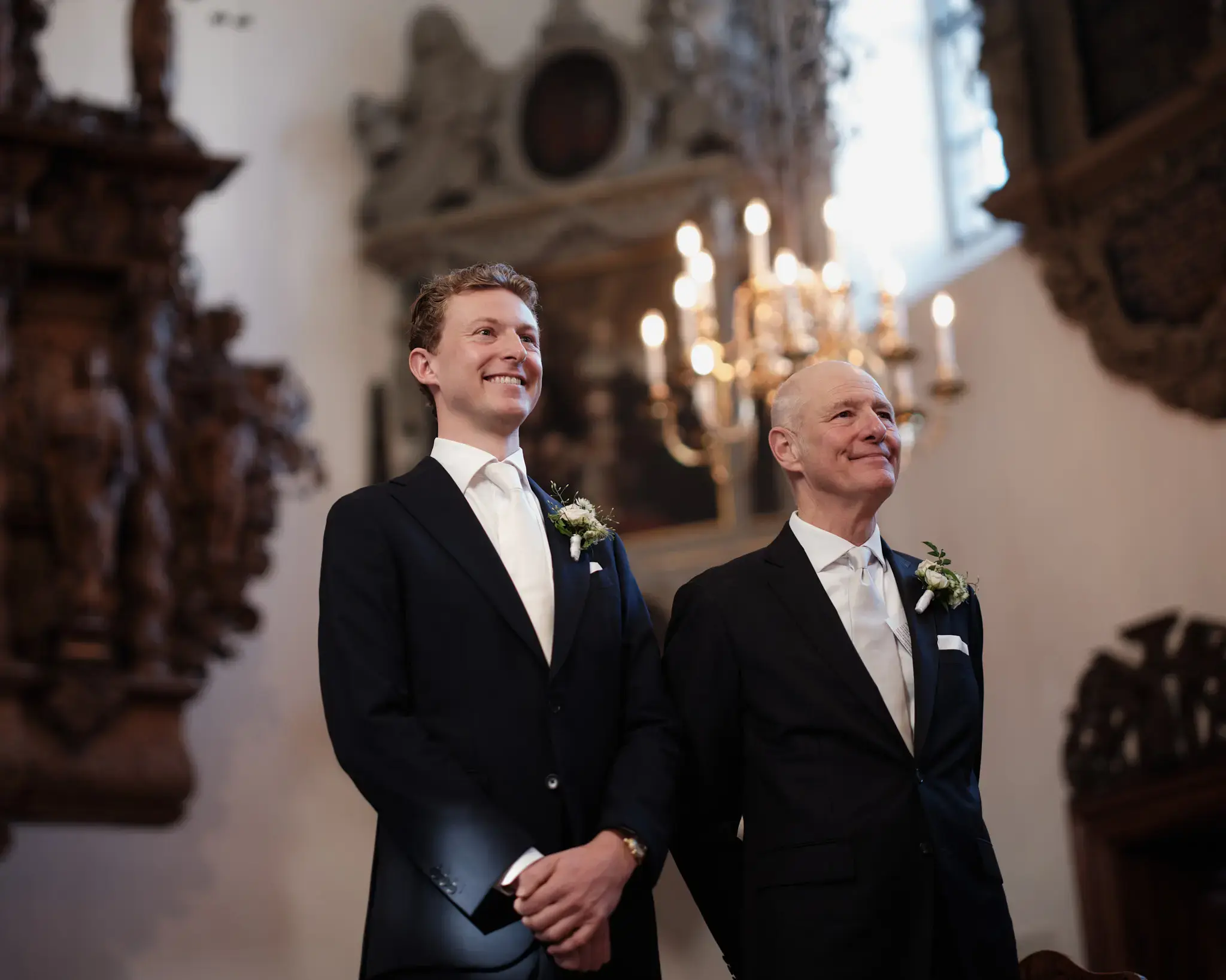 Gom og hans far ser forventningsfuldt i kirken, fotograferet af Nordic Wedding's bryllupsfotograf
