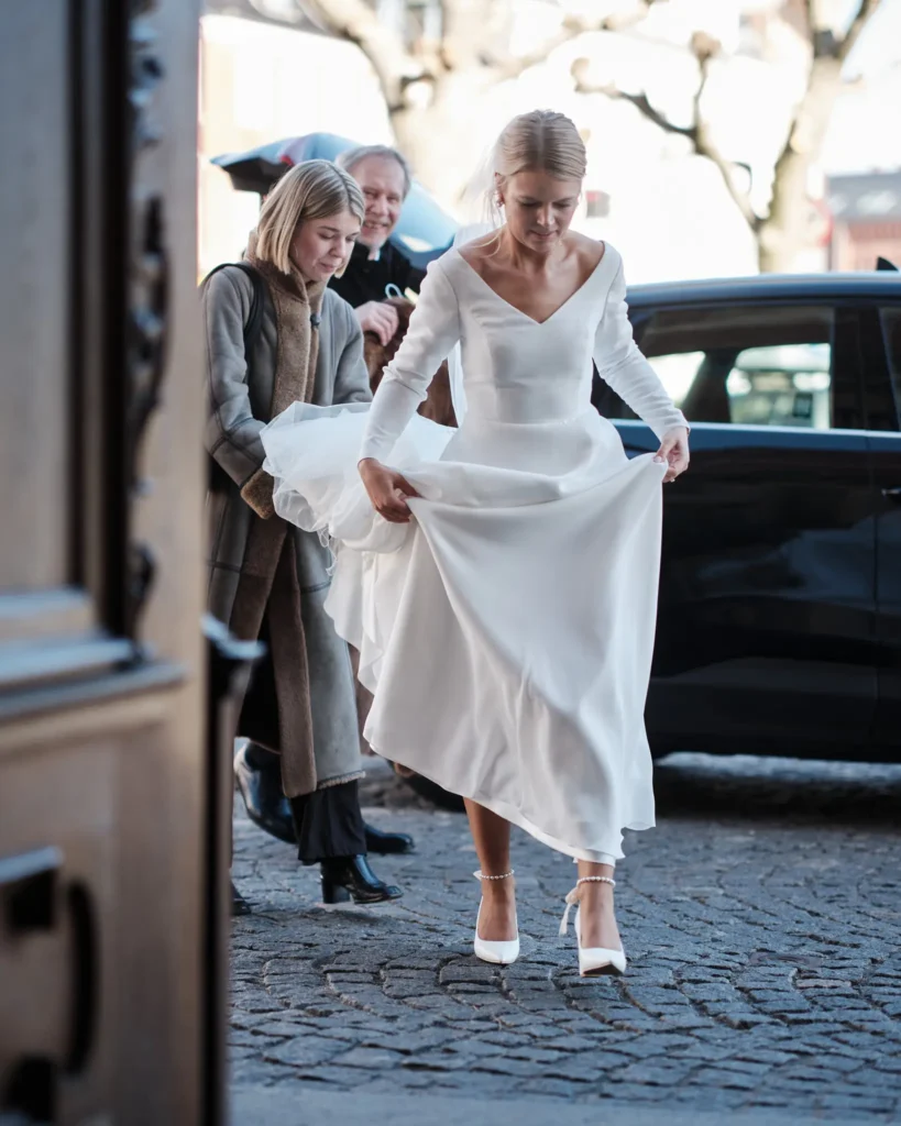 Brud ankommer i stil med Nordic Wedding bryllupsfotografi, klar til ceremonien