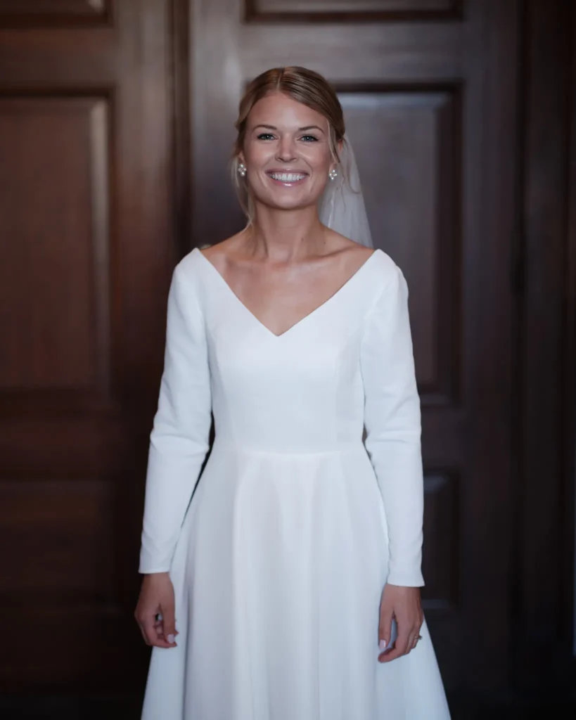 Strålende smil fra brud fotograferet af Nordic Wedding's bryllupsfotograf